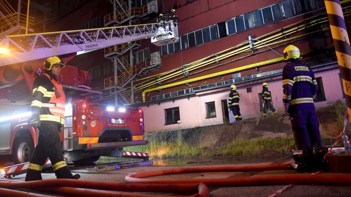 V elektrárně hořela sušárna uhlí, při zásahu se zranil hasič